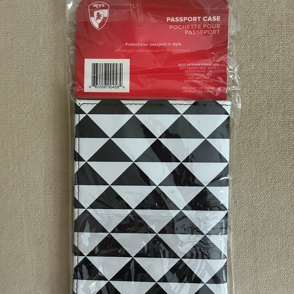 NWT Heys Black and White Triangles Passport Holder - Picture 4 of 5